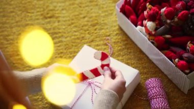 Üst Manzara Kapalı El Kadını çocuklar için el yapımı hediyeler paketliyor arkadaşlar için akrabalar Noel tatili hazırlığı için hediyeler, hediye kutuları. Kadınlar yeni yıl ağacı için çocuklara oyuncak kutusuna koyarlar.