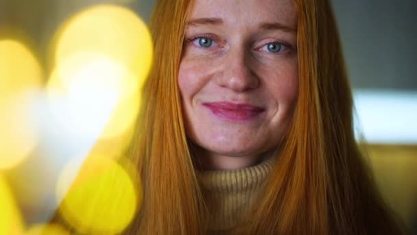 Крупним Планом Обличчя Червоного Волосся Жінки Затишному Светрі Дивиться Посміхаючись — стокове відео