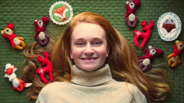 Вид Зверху Плоске Руде Волосся Жінка Лежить Спині Різдвяним Орнаментом — стокове відео