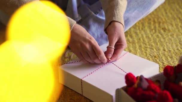 Close Hand Vrouw Inpakken Verpakking Van Handgemaakte Geschenken Voor Kinderen — Stockvideo