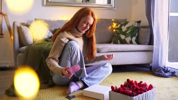 Молодая Мама Упаковывает Подарки Ручной Работы Своих Детей Рождество Праздничная — стоковое видео
