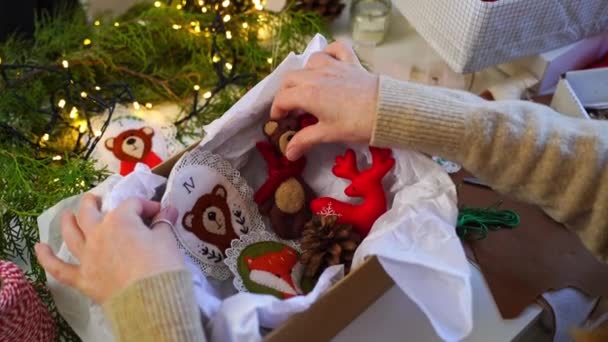 Close Handen Zorgzame Vrouw Inpakken Kerstcadeaus Voor Familie Winterdag Thuis — Stockvideo