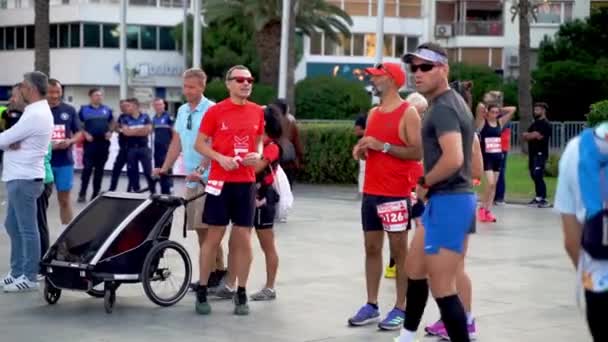 イズミル トルコ 2023 異なる国籍を表す個々のジョギングの個々の多様なグループ 爽快なマラソンランのためのギア — ストック動画