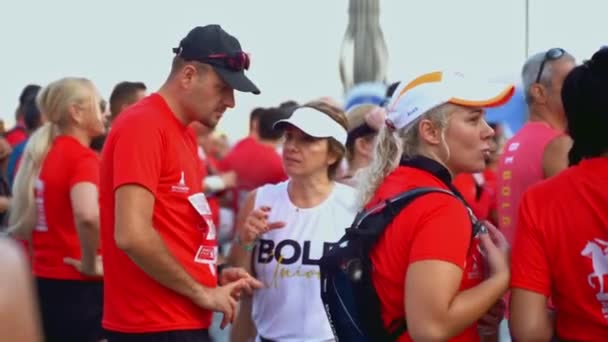Izmir Turcja 2023 Grupa Biegaczy Wolontariuszy Czeka Rozpoczęcie Maratonu Joggingu — Wideo stockowe