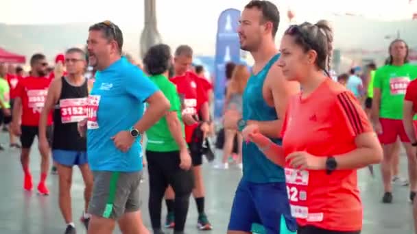 이즈미르 2023 마라톤 대회를 실행하기 도시의 거리에서 운동복 훈련에 사람들 — 비디오