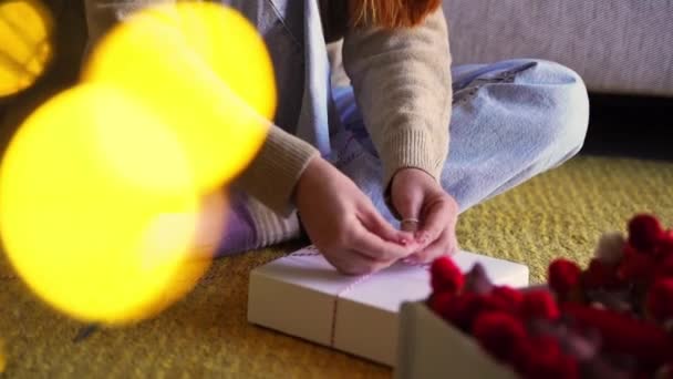 Close Mãos Mulher Mãe Embalagem Presentes Artesanais Para Crianças Natal — Vídeo de Stock
