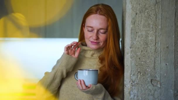 Mujer Joven Pelirroja Usar Abrigado Suéter Favorito Cálido Casa Adulto — Vídeos de Stock