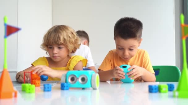 Kavkazské Děti Relaxují Užívají Hraní Autíčkem Dálkové Ovládání Bílé Třídě — Stock video