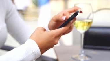 Genç bir kadın kafede yemek sırasında cep telefonu mesajlarıyla yazı yazıyor. Anıt hakkında bilgi okuyan gezgin