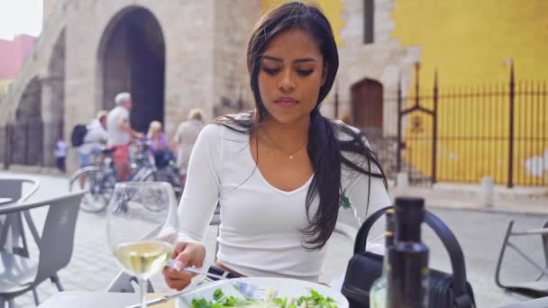 Schöne Lateinamerikanische Frau Der Cafeteria Terrasse Glückliche Frauen Bevorzugen Ein — Stockvideo