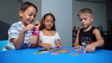 Keşif süreci anaokulu öğrencileri sınıfta bilişsel oyun aktiviteleri oynuyorlar, mantıksal düşünme ve motor becerileri geliştiren bulmacaları çözüyorlar, hepsi etkileşimli bir öğrenme ortamı içinde.