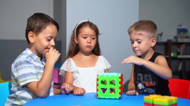 Glückliche Vielseitige Schulkinder Die Der Schule Oder Kindergarten Schreibtisch Sitzen — Stockvideo