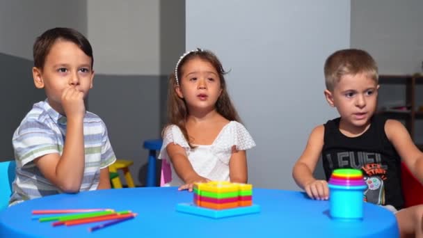 Dzieci Wieku Przedszkolnym Zanurzają Się Urzekających Zadaniach Rozwiązywaniu Zagadek Logicznych — Wideo stockowe