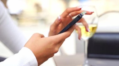 Şehir hayatı boyunca telefon kullanan güzel, genç ve güzel kadın elleri. İş kadını kafede çalışıyor. Öğrenci kontrol metni, çevrimiçi mesajlaşma, İspanyol kadın çevrimiçi alışveriş