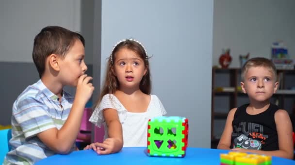Förskolebarn Fördjupar Sig Fängslande Uppgifter Löser Logiska Pussel Och Förfinar — Stockvideo