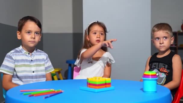Crianças Escola Diversa Feliz Que Têm Classe Educacional Que Senta — Vídeo de Stock