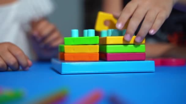 Nahaufnahme Mädchen Junge Spielt Mit Blockspielzeug Klassenzimmer Entwicklung Von Feinmotorik — Stockvideo