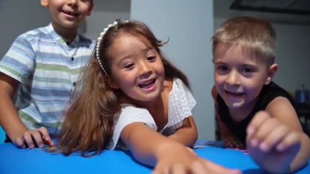 Průzkumný Proces Mateřské Školy Třídě Hrají Kognitivní Herní Aktivity Dekódují — Stock video