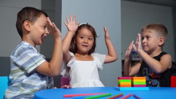 Крупный План Ребенок Девочка Мальчик Играть Блочными Игрушками Классе Развитие — стоковое видео