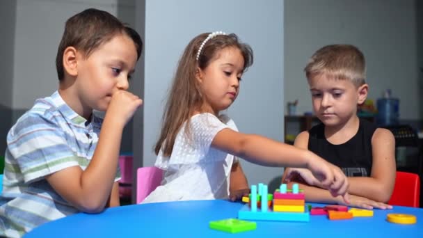 Forschungsprozess Kindergartenkinder Klassenzimmer Spielen Kognitive Spielaktivitäten Entschlüsseln Puzzles Die Logisches — Stockvideo