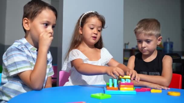 마음을 미취학 아동은 논리적 퍼즐을 해결하고 학습하고 성장하면서 논리적이고 미세한 — 비디오