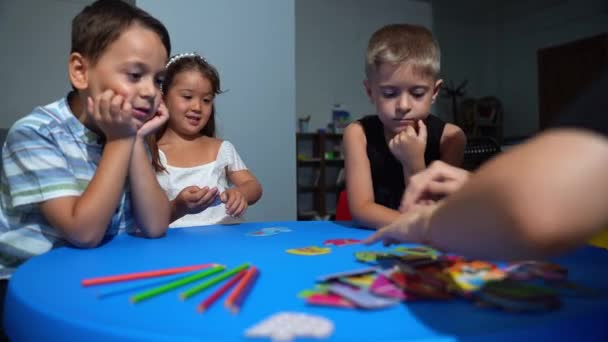 Průzkumný Proces Mateřské Školy Třídě Hrají Kognitivní Herní Aktivity Dekódují — Stock video