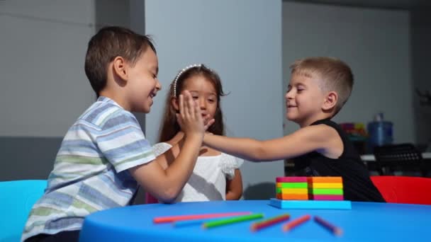 어린이 손가락 기술을 퍼즐을 개발을위한 유치원 어린이를위한 유치원 다채로운 — 비디오