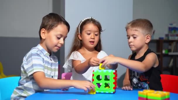 Explorative Process Kindergarten Students Classroom Playing Cognitive Game Activities Decoding — Stock Video