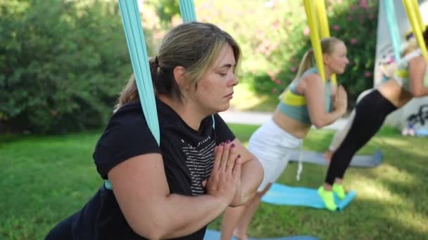 健康なヨガとストレッチ 女性の健康 40歳の女性のための貴重な利点のための優しい演習 練習は柔軟性を改善し ストレスを和らげ 筋肉を強化します 物理的な幸福 — ストック動画