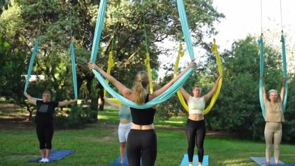 Joven Hermosa Mujer Yogui Haciendo Práctica Yoga Aéreo Hamaca Azul — Vídeos de Stock