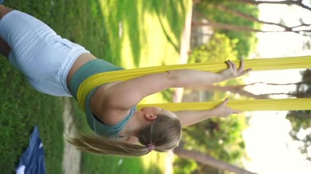 Beneficios Del Yoga Estiramiento Para Mujeres Años Deporte Femenino Practicando — Vídeos de Stock