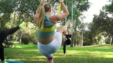 Deneyimli kadın eğitmen tarafından yönlendirilen hava yogası. Kadınlar için hava yogası dersleri güvenli ve destekleyici bir atmosferde. Koç her seansta konfor ve güvenlik sağlar..