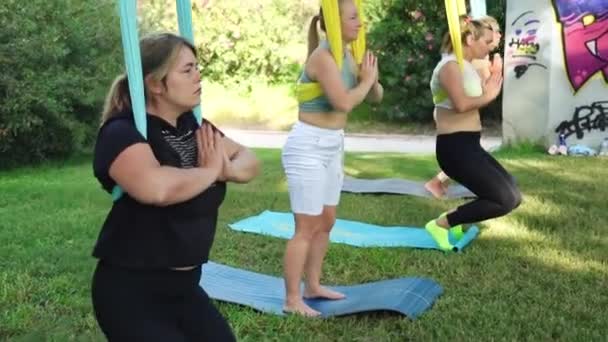 健康的瑜伽和伸展运动 对妇女健康进行温和的锻炼 对30至40岁的妇女有宝贵的好处 练习可以提高灵活性 减轻压力 增强肌肉 身体健康 — 图库视频影像