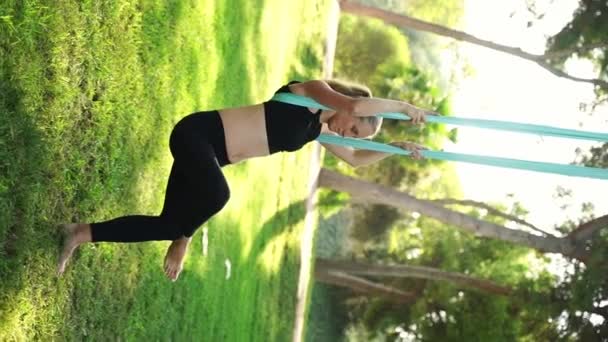 Yoga Salud Estiramiento Ejercicios Suaves Salud Las Mujeres Beneficios Inestimables — Vídeos de Stock