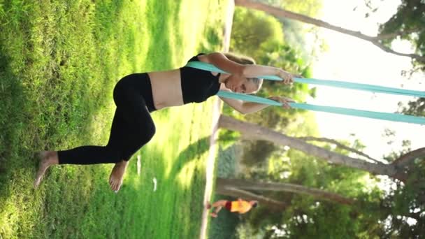 Beneficios Del Yoga Estiramiento Para Mujeres Años Deporte Femenino Practicando — Vídeos de Stock