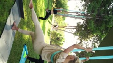 Yoganın faydaları ve 30-40 yaşlarındaki kadınlar için esneme hareketleri. Kadın sporları sağlık ve vücut esnekliğini korumak için antrenman yapıyor, temiz havada hobi egzersizleri yapıyor, duruşu geliştiriyor, kas gerilimini azaltıyor.