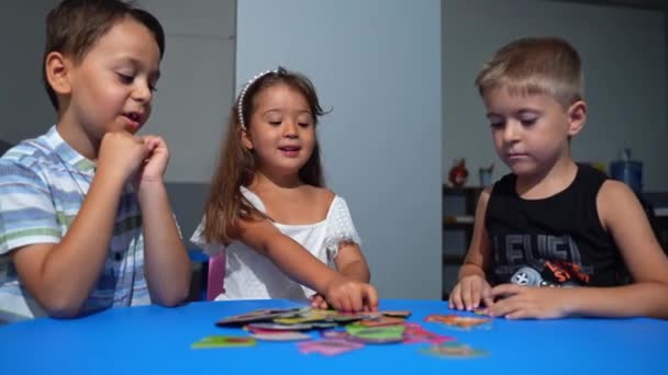 Processus Exploratoire Élèves Maternelle Classe Jouant Des Jeux Cognitifs Décodant — Video