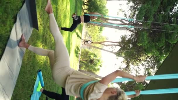 瑜伽和伸展运动对30 40岁妇女的益处 女性体育锻炼 以保持健康和身体的柔韧性 在新鲜空气中进行休闲运动 增强体态 缓解肌肉紧张 — 图库视频影像