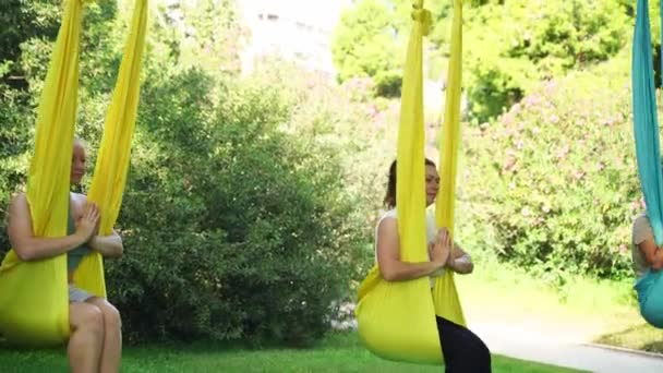 Sicherheit Und Qualitätssport Für Frauen Aerial Yoga Für Frauen Durchgeführt — Stockvideo