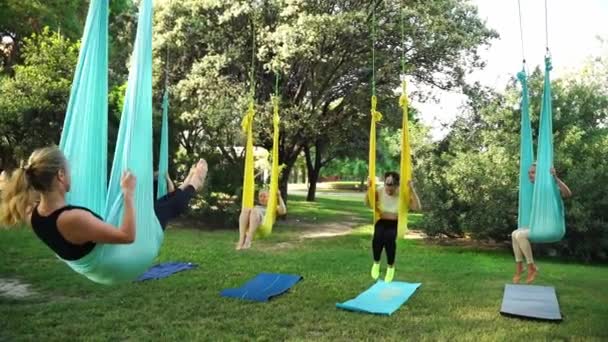 Mulheres Treinam Juntas Fora Parque Público Yoga Alongamento Redes Desporto — Vídeo de Stock