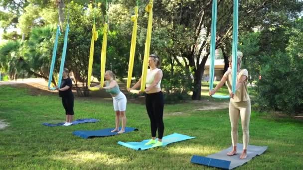 Hälsa Yoga Och Stretching Milda Övningar Kvinnor Hälsa Ovärderliga Fördelar — Stockvideo