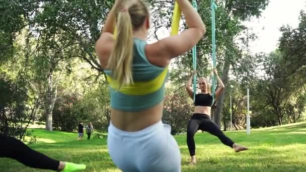 Sicherheit Und Qualitätssport Für Frauen Aerial Yoga Für Frauen Durchgeführt — Stockvideo