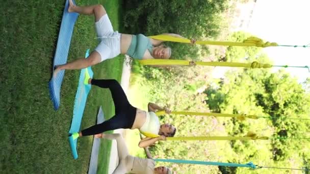 Olahraga Yang Aman Dan Berkualitas Untuk Wanita Sesi Yoga Udara — Stok Video