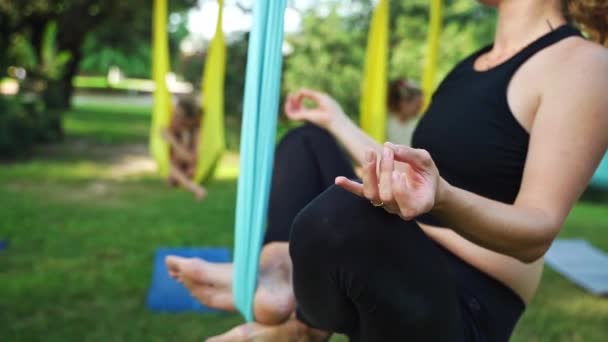 Mujer Meditando Yoga Zen Asana Hamaca Exterior Parque Público Salud — Vídeos de Stock