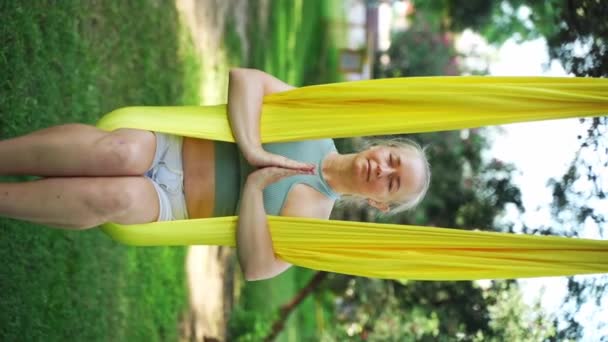 Mujer Caucásica Meditando Zen Yoga Asana Hamaca Exterior Parque Verde — Vídeos de Stock
