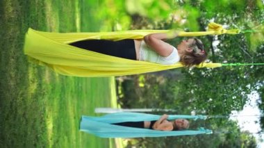 Yoganın faydaları ve 30-40 yaşlarındaki kadınlar için esneme hareketleri. Kadın sporları sağlık ve vücut esnekliğini korumak için antrenman yapıyor, temiz havada hobi egzersizleri yapıyor, duruşu geliştiriyor, kas gerilimini azaltıyor.