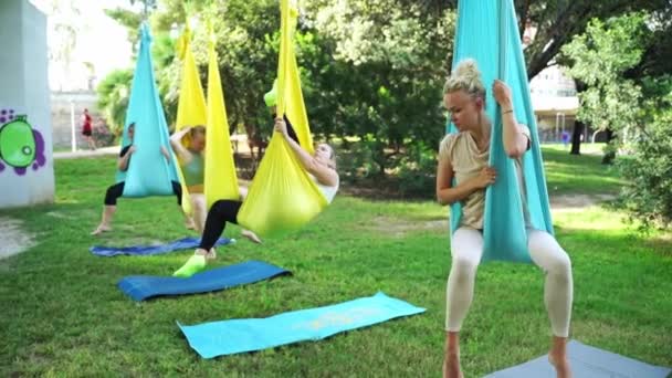 Yoga Saludable Estiramiento Ejercicios Suaves Para Salud Las Mujeres Beneficios — Vídeo de stock