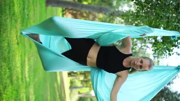 Aero Air Yoga Coach Instruktör Förklarar Och Hjälpa Kvinnliga Deltagare — Stockvideo