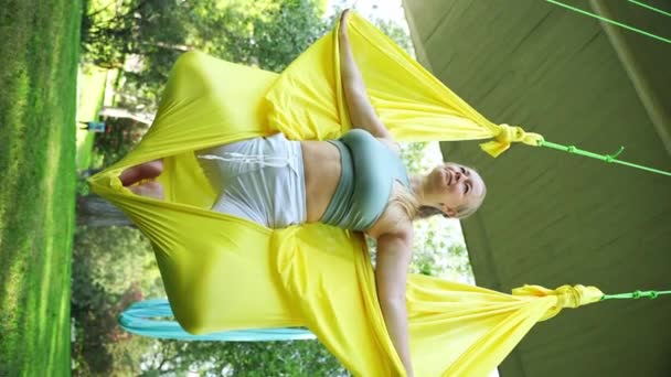 Женщина Йога Аэробабочка Упражнения Гамаке Общественном Парке Тренирую Свежий Воздух — стоковое видео
