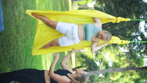 Deneyimli Kadın Yoga Germe Eğitmeni Hamaklardaki Kadınlar Için Parktaki Hava — Stok video